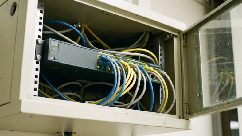 ethernet switch vs hub - Ethernet Switch vs Hub: Why Nobody Sells Hubs Anymore